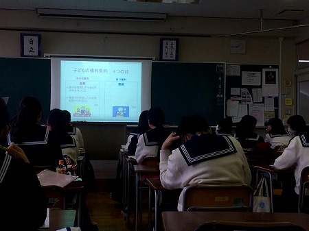 中学生による発表の様子